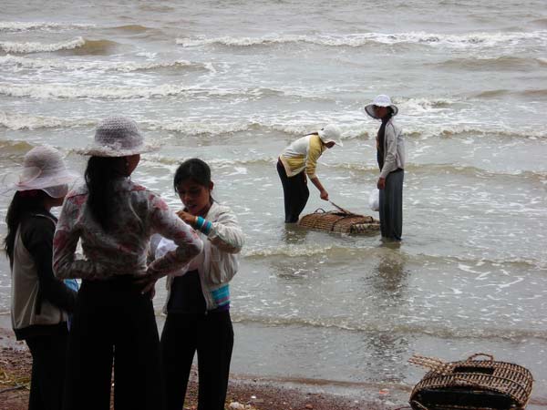 fisherwomen in kep cambodia