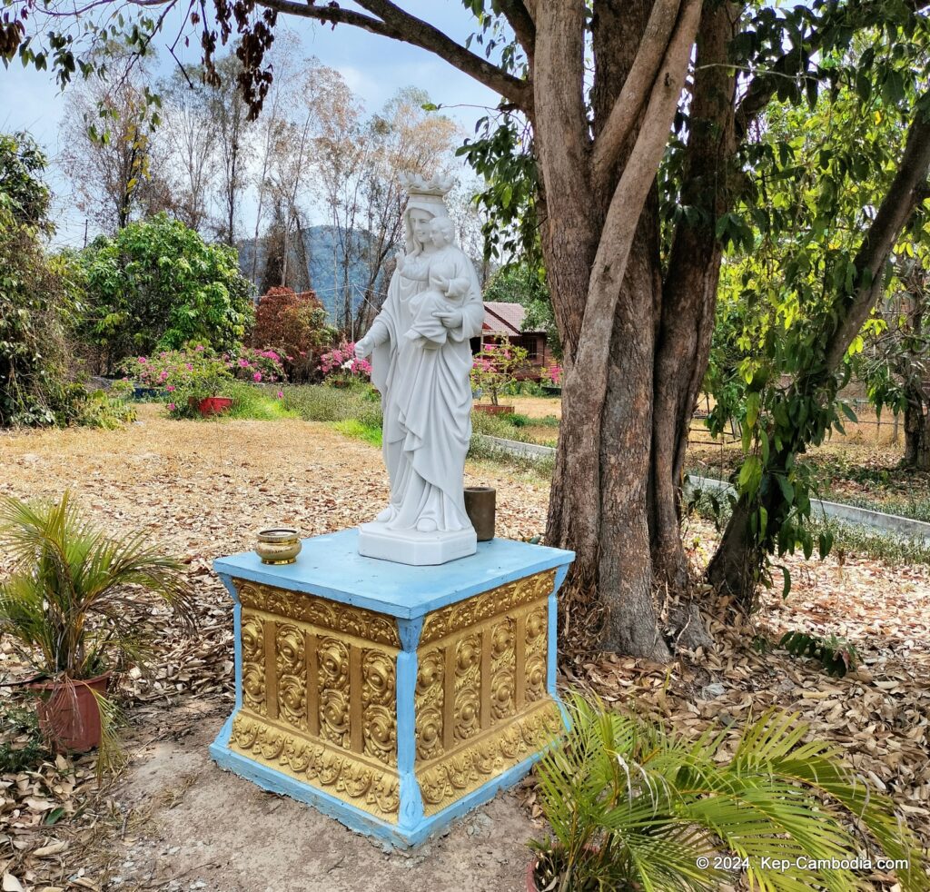 Phnom Vor Natural Paradise Resort in Kep, Cambodia and Kampot. Restaurant and Bamboo Train.