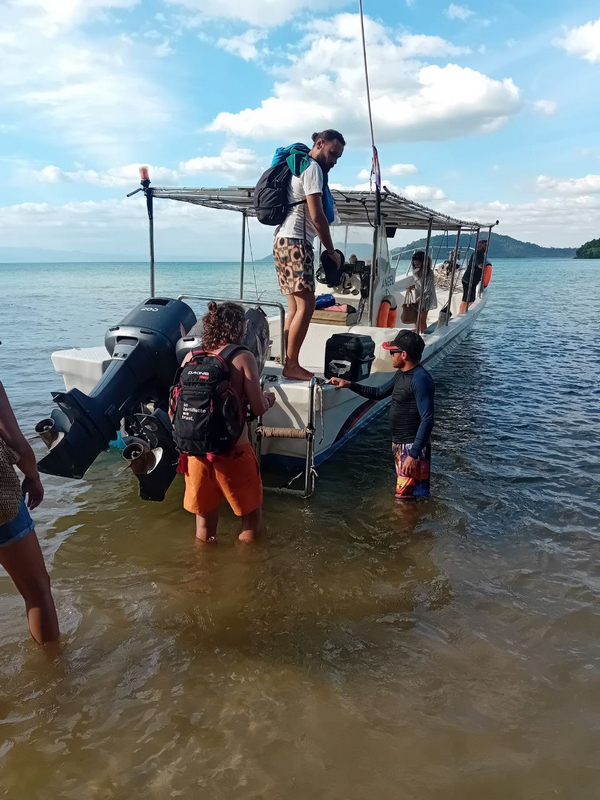 The Kep Yacht Club has daily trips to Kaoh Po Paradise Island off the coast of Kep.