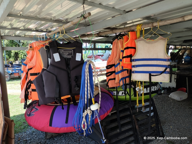 The Kep Yacht Club has daily trips to Kaoh Po Paradise Island off the coast of Kep.