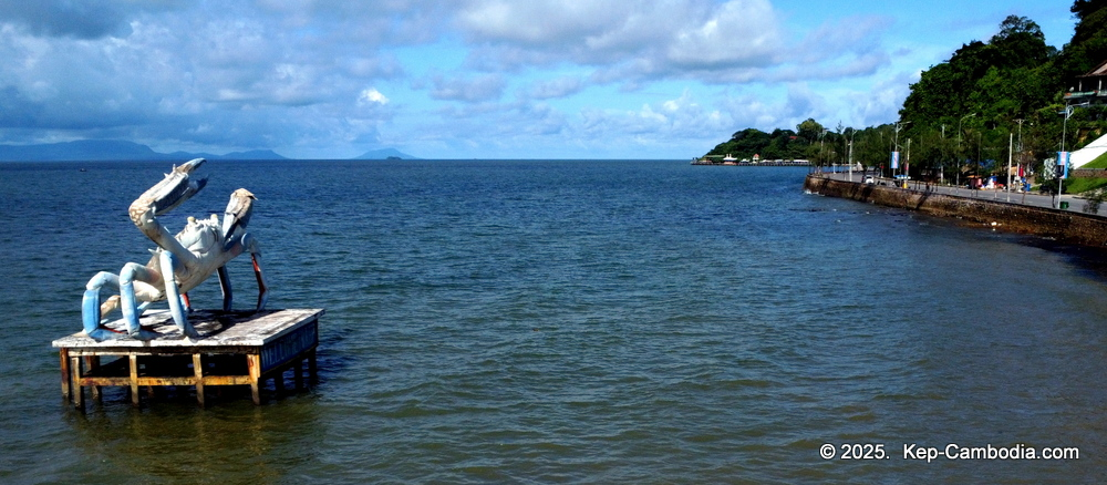 the kep crab statue in the ocean in cambodia